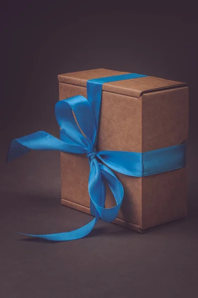 Бумажная подарочная коробка с луком — стоковое фото