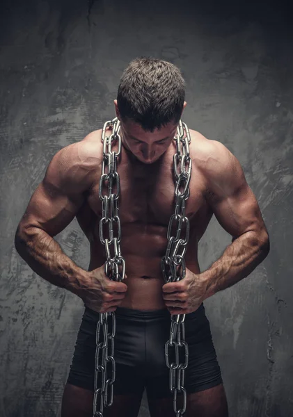 Muscular masculino segurando grande cadeia — Fotografia de Stock