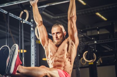 Yatay çubuğu egzersizleri yapıyor erkek