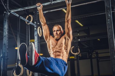 Yatay çubuğu egzersizleri yapıyor erkek