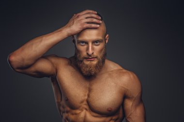 Gömleksiz sportif erkek