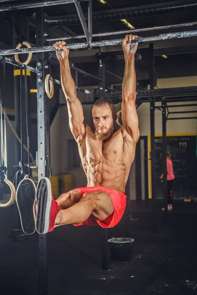 Masculino haciendo ejercicios en barra horizontal — Foto de Stock