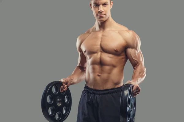 Sportlicher Mann mit Langhantelgewichten — Stockfoto