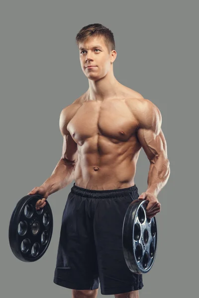 抱着杠铃重量的运动型男性 — 图库照片