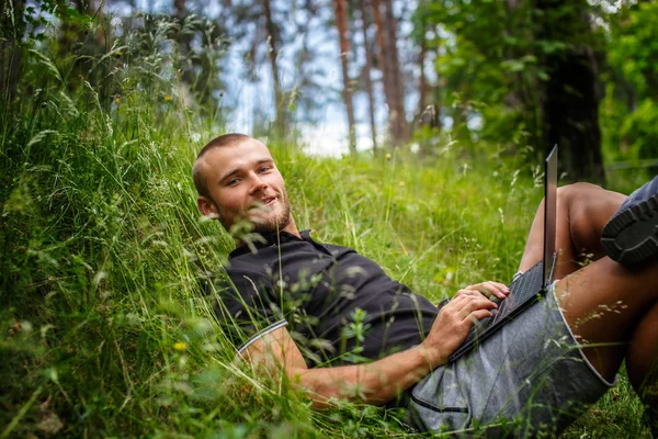 Kaukaski mężczyzna leżąc na trawie — Zdjęcie stockowe