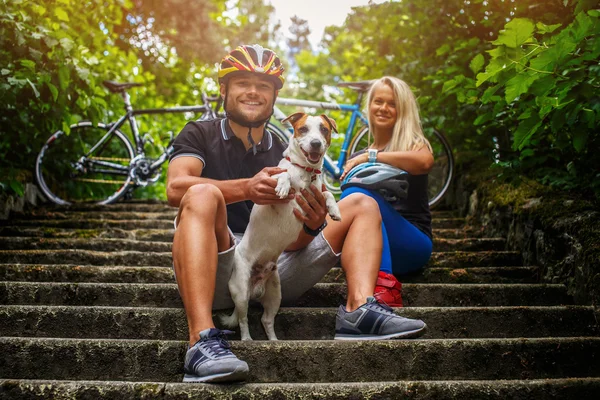 Pareja posando con su perro — Foto de Stock