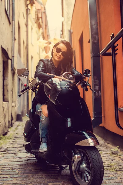 Ragazza casual su moto scooter . — Foto Stock