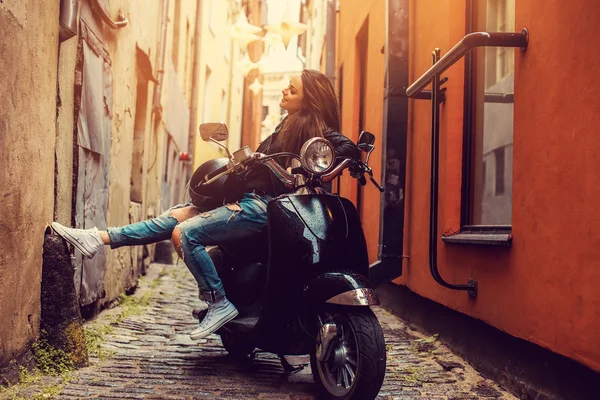 Ragazza casual su moto scooter . — Foto Stock