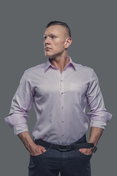 Κομψό αρσενικό σε ένα πουκάμισο — Φωτογραφία Αρχείου
