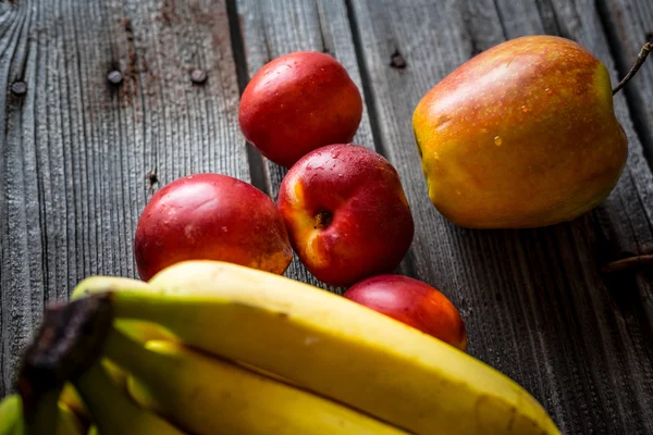 Bananes jaunes et pommes rouges — Photo