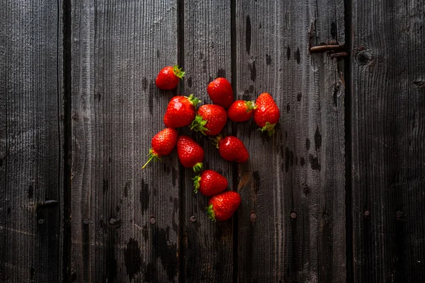 Fresas en un escritorio de madera —  Fotos de Stock