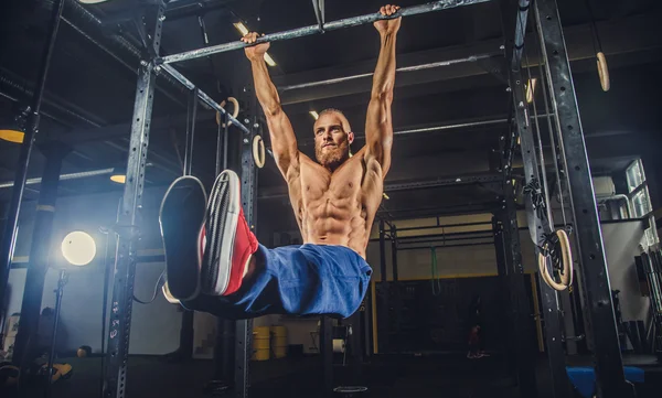 Male doing exercises on horizontal bar — Stock Photo, Image