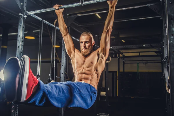 Masculino haciendo ejercicios en barra horizontal — Foto de Stock