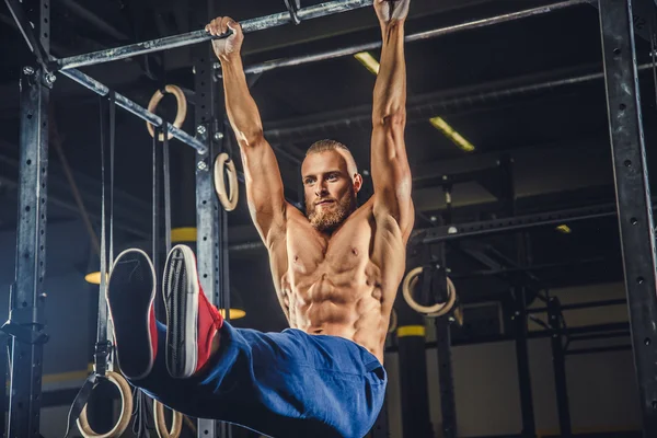 Masculino haciendo ejercicios en barra horizontal — Foto de Stock