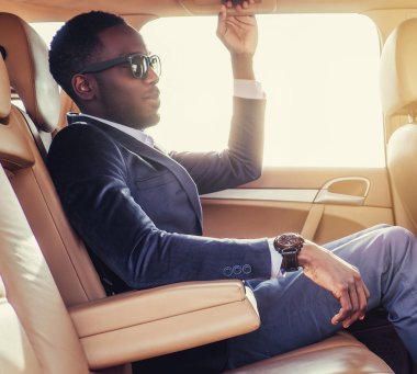 Rahat siyah erkek güneş gözlüğü