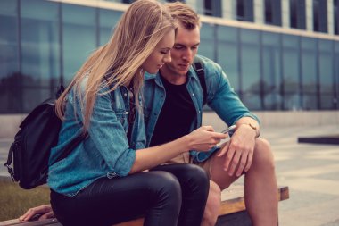 Smartphone kullanarak rahat genç Çift