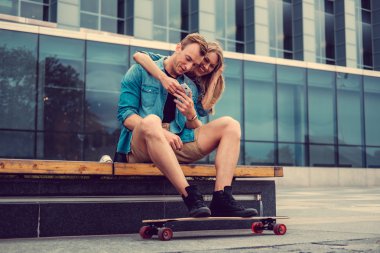 Smartphone kullanarak rahat genç Çift