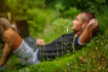 Beyaz erkek bir çim üzerinde yalan
