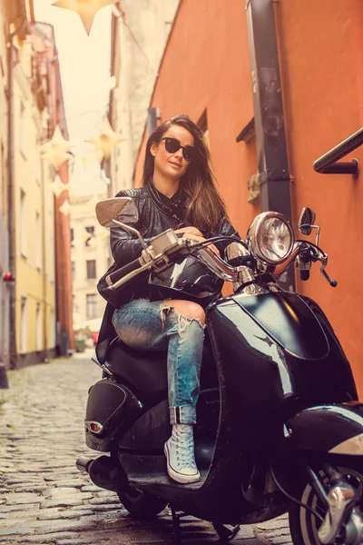 Rento tyttö moto skootteri . — kuvapankkivalokuva