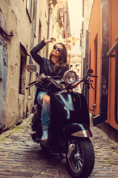 Casual meisje op moto scooter. — Stockfoto