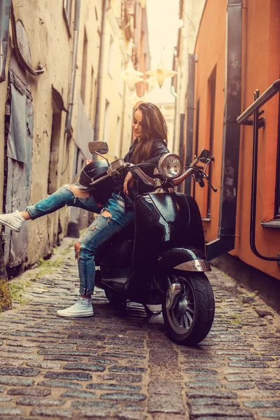 Casual meisje op moto scooter. — Stockfoto