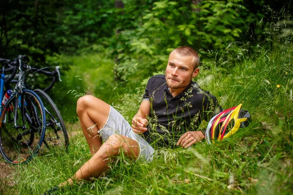 Pozitív férfi pihen a fűben — Stock Fotó