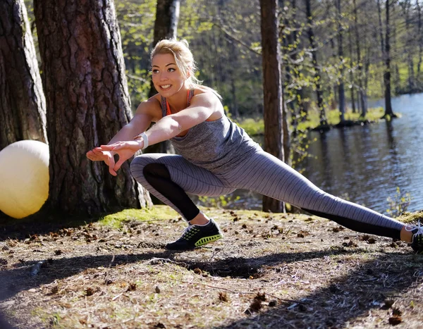 Kadın fitness egzersizleri yapıyor — Stok fotoğraf