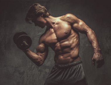 dumbbell ile sportif gömleksiz erkek
