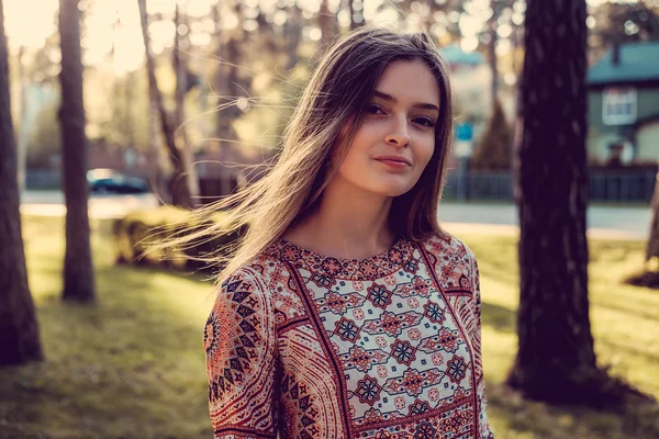 Femmina posa in un parco estivo — Foto Stock