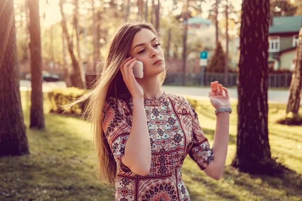 Mulher jovem impressionante com smartphone — Fotografia de Stock