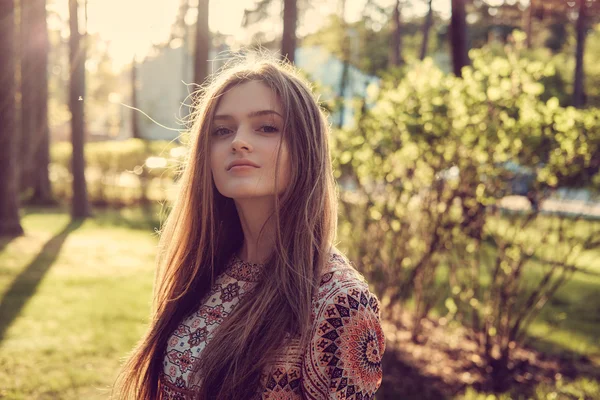 Feminino posando em um parque de verão — Fotografia de Stock