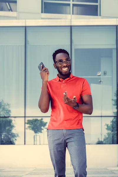 Черный мужчина со смартфоном — стоковое фото