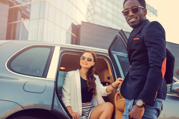 Cuplu ocazional pozând lângă o mașină — Fotografie, imagine de stoc