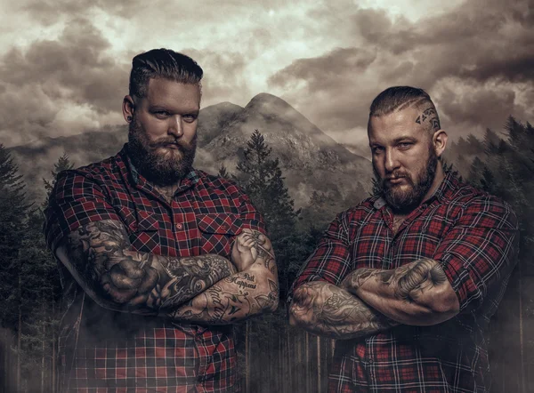 Dos tipos brutales con tatuajes — Foto de Stock