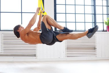 Fitness trx kayışları ile egzersiz erkek