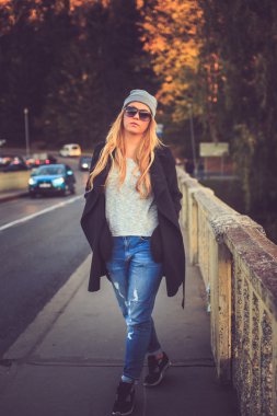 Sarışın kadın yolda yürürken