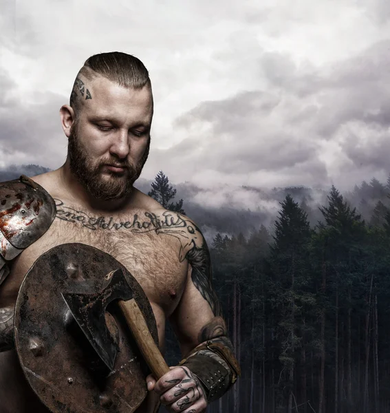 Viking brutale tatuato con ascia e scudo — Foto Stock