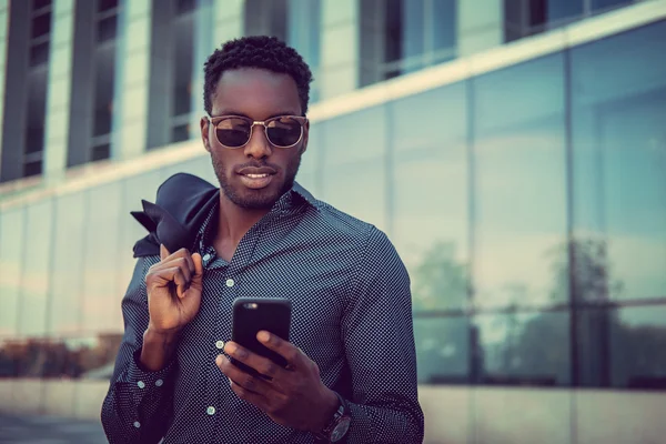 Hombre africano usando smartphone —  Fotos de Stock