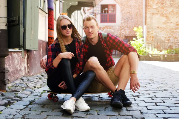 Fröhliches Paar mit Longboard — Stockfoto