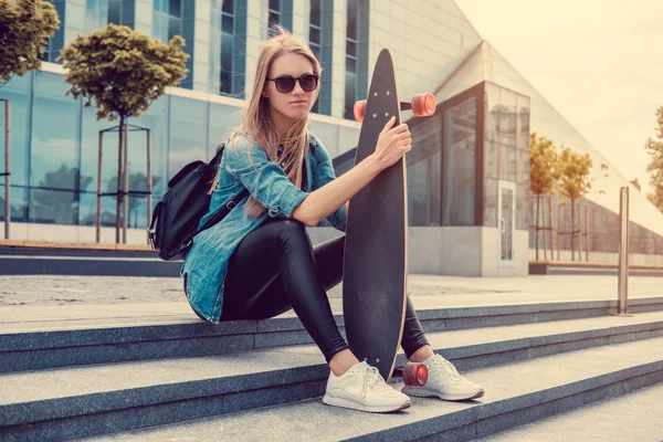 Casual blonde teef met longboard — Stockfoto