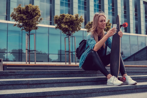 Casual blond female with longboard — Stock Photo, Image