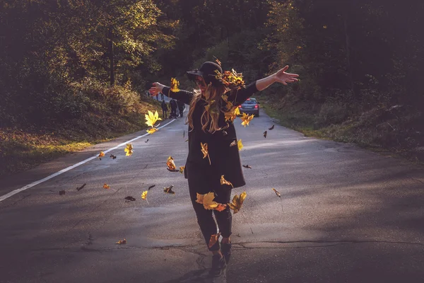 Sarışın kadın bir yolda — Stok fotoğraf