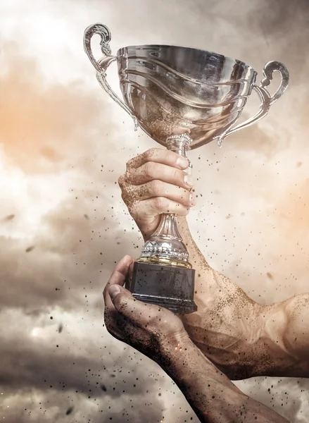 Mannelijke armen met winnaar beker — Stockfoto