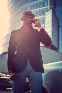 Siyah adam akıllı telefon kullanma 