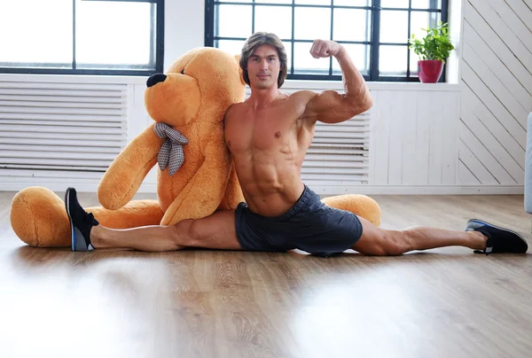 Homme posant avec un gros ours en peluche — Photo
