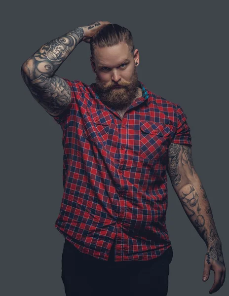 Hombre tatuado con camisa roja . — Foto de Stock