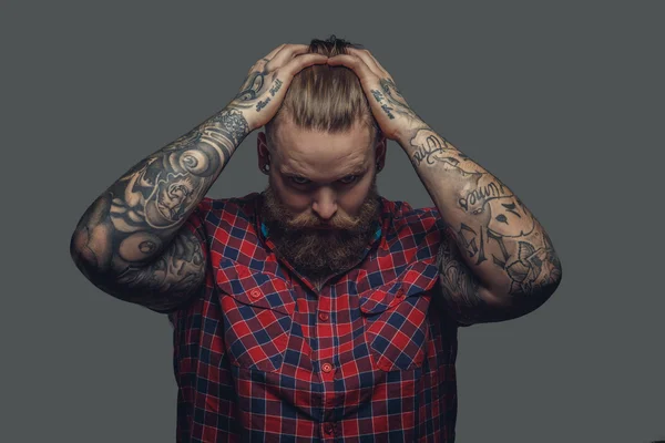 Tattooed Man in een rood shirt. — Stockfoto
