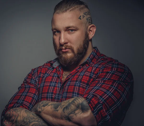 Tattooed male in a red shirt. — Stock Photo, Image