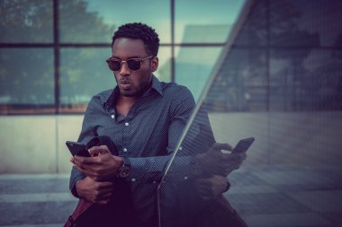 Smartphone kullanarak erkek 