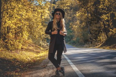 sarışın kadın bir yolda